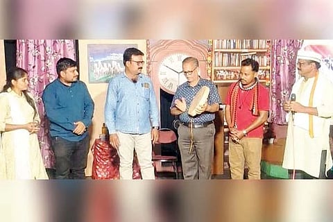 ಹರಪನಹಳ್ಳಿಯಲ್ಲಿ ‘ಸಂಸಾರದಲ್ಲಿ ಸಾ ನಿ ದಪ’ ಹಾಸ್ಯ ನಾಟಕ ಚಾಲನೆ ಸಂದರ್ಭ ನಂದಿಬೇವೂರು ಮೀನುಗಾರಿಕಾ ಸಂಘದ ಕಾರ್ಯದರ್ಶಿ ಬಾರಿಕಿ ರವಿ, ನಿವೃತ್ತ ಶಿಕ್ಷಕ ಅಂಬ್ಲಿ ವಾಗೀಶ್ ಇತರರಿದ್ದರು.
