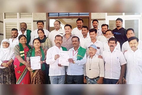 ಹರಪನಹಳ್ಳಿಯಲ್ಲಿ ಭಾರತೀಯ ಕಿಸಾನ್ ಸಂಘಟನೆ ಪದಾಧಿಕಾರಿಗಳ ಆಯ್ಕೆ ಕಾರ್ಯಕ್ರಮದಲ್ಲಿ ಸಂಘಟನೆಯ ರಾಷ್ಟ್ರೀಯ ಉಪಾಧ್ಯಕ್ಷ ಹಾಗೂ ರಾಜ್ಯ ಉಸ್ತುವಾರಿ ಚಂದ್ರಕಾಂತ ರೇವಣಸಿದ್ದ ಪಾಟೀಲ್, ಗೌರವಾಧ್ಯಕ್ಷ ಕಾಗದರ ಮೆಹಬೂಬ್ ಸಾಬ್, ಪ್ರಮುಖರಾದ ಈಡಿಗರ ಅಂಜಿನಪ್ಪ, ಕೆ.ಹೊನ್ನೂರು ಸ್ವಾಮಿ, ಸಂದೀಪ್ ಉಕ್ಕಿಣಗಟ್ಟಿ, ಲಕ್ಷ್ಮೀದೇವಿ ಇತರರಿದ್ದರು.
