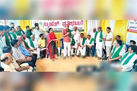 ಅಲಗಿಲವಾಡ ಕ್ರಾಸ್ ಬಳಿ ಸೋಮವಾರ ನಡೆದ ಬೃಹತ್ ಪ್ರತಿಭಟನೆಯಲ್ಲಿ ಕರ್ನಾಟಕ ರಾಜ್ಯ ರೈತ ಸಂಘ ಮತ್ತು ಹಸಿರು ಸೇನೆ ಅಧ್ಯಕ್ಷ ಕೋಡಿಹಳ್ಳಿ ಚಂದ್ರಶೇಖರ ಮಾತನಾಡಿದರು. ಎಸಿ ಟಿ.ಸುರೇಶ್ ಕುಮಾರ್, ತಹಸೀಲ್ದಾರ್ ಬಿ.ವಿ.ಗಿರೀಶ್ ಬಾಬು, ಎಸಿಎಫ್ ಡಿ.ಬಾಸ್ಕರ್, ಅರಣ್ಯ ವಲಯಾಧಿಕಾರಿ ರಾಜು, ಹೆಚ್ಚುವರಿ ಪೊಲೀಸ್ ಅಧೀಕ್ಷಕ ಮಂಜುನಾಥ, ಬಿಡಿಸಿಸಿ ಬ್ಯಾಂಕ್ ನಿರ್ದೇಶಕ ವೈ.ಡಿ.ಅಣ್ಣಪ್ಪ, ರೈತ ಮುಖಂಡರಾದ ಬಿ.ವಿ.ಗೌಡ, ಶೇಖರ್ ನಾಯ್ಕ, ವಿಶ್ವನಾಥ ಸಿರಗನಹಳ್ಳಿ ಇತರರಿದ್ದರು.