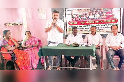 ಹರಪನಹಳ್ಳಿ ವಾಲ್ಮೀಕಿ ನಗರದ ಜಿಎಚ್‌ಪಿಎಸ್ ಶಾಲೆಯಲ್ಲಿ ಶಿಕ್ಷಕರು ಹಾಗೂ ಪಾಲಕರ ಸಭೆಯಲ್ಲಿ ಸಿಆರ್‌ಪಿ ಸಿ.ಮೈಲಾರಿ ಮಾತನಾಡಿದರು. ತಾಲೂಕು ದೈಹಿಕ ಶಿಕ್ಷಣ ಪರಿವೀಕ್ಷಕ ಕೆ.ಷಣ್ಮುಖಪ್ಪ, ಪ್ರೌಢಶಾಲಾ ವಿಭಾಗದ ಬಿಆರ್‌ಪಿ ಎಸ್. ನಾಗರಾಜ್, ಮುಖ್ಯ ಶಿಕ್ಷಕ ಸುನಿಲ್, ಶಿಕ್ಷಕರಾದ ಶಶಿಕಲಾ, ಅನಿತಾ ಇದ್ದರು.