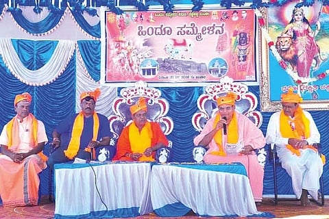 ಹರಪನಹಳ್ಳಿ ತಾಲೂಕಿನ ಬೆಣ್ಣಿಹಳ್ಳಿ ಗ್ರಾಮದಲ್ಲಿ ಹಮ್ಮಿಕೊಂಡಿದ್ದ ಹಿಂದೂ ಸಮ್ಮೇಳನದಲ್ಲಿ ಶ್ರೀ ಪಂಚಾಕ್ಷರಿ ಶಿವಾಚಾರ್ಯರು ಮಾತನಾಡಿದರು. ಹಿಂದೂ ಜಾಗರಣ ವೇದಿಕೆ ದಕ್ಷಿಣ ಪಾಂತ ಸಹ ಸಂಯೋಜಕ ಸತೀಶ್ ಪೂಜಾರ್, ಶ್ರೀ ಪಂಚಾಕ್ಷರಿ ಶಿವಾಚಾರ್ಯರು, ಪ್ರಭುಸ್ವಾಮೀಜಿ, ಸಮ್ಮೇಳನದ ತಾಲೂಕು ಅಧ್ಯಕ್ಷ ಬಣಕಾರ ರೇವಣಸಿದ್ದಪ್ಪ, ಕಾರ್ಯದರ್ಶಿ ಸುರೇಂದ್ರ ಬಾಬು ಇತರರಿದ್ದರು.