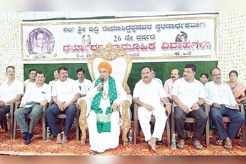 ಕಂಚೀಕೆರೆಯಲ್ಲಿ ಭಾನುವಾರ ಆಯೋಜಿಸಿದ್ದ ಸಾಮೂಹಿಕ ವಿವಾಹ ಕಾರ್ಯಕ್ರಮದಲ್ಲಿ ಫಕ್ಕೀರ ದಿಂಗಾಲೇಶ್ವರ ಸ್ವಾಮೀಜಿ ಮಾತನಾಡಿದರು. ಕೆಪಿಸಿಸಿ ವಕ್ತಾರ ಡಿ ಬಸವರಾಜ್, ಬಿಡಿಸಿಸಿ ಬ್ಯಾಂಕ್ ನಿರ್ದೇಶಕ ವೈ ಡಿ ಅಣ್ಣಪ್ಪ, ನಿವೃತ್ತ ಪ್ರಾಚಾರ್ಯ ಮನೋಹರ, ಗುತ್ತಿಗೆದಾರ ಚಿದಾನಂದ ಇತರರಿದ್ದರು.