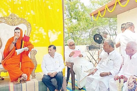 ಹರಪನಹಳ್ಳಿ ತಾಲೂಕಿನ ಕಂಚಿಕೆರೆ ಗ್ರಾಮದಲ್ಲಿ ಗಣಪತಿ, ಸುಬ್ರಹ್ಮಣ್ಯ, ಹೇಮರಡ್ಡಿ ಮಲ್ಲಮ್ಮ ಹಾಗೂ ನವಗ್ರಹ ಪ್ರಾಣ ಪ್ರತಿಷ್ಠಾಪನೆ ಕಾರ್ಯಕ್ರಮದಲ್ಲಿ ಉಜ್ಜಯಿನಿ ಜಗದ್ಗುರು ಸಿದ್ದಲಿಂಗ ರಾಜದೇಶಿಕೇಂದ್ರ ಶಿವಾಚಾರ್ಯ ಭಗವತ್ಪಾದರು ಆಶೀರ್ವಚನ ನೀಡಿದರು.  ರಾಜಸ್ವ ನಿರೀಕ್ಷಕ ಶಿವಕುಮಾರ್ ಹಿರೇಗೌಡರ್, ಕರಿಬಸಪ್ಪ, ದಿಶಾ ಕಮಿಟಿ ಸದಸ್ಯ ರೆಡ್ಡಿ ಶಾಂತ ಕುಮಾರ್, ಕುಮಾರ್ ಇತರರಿದ್ದರು.