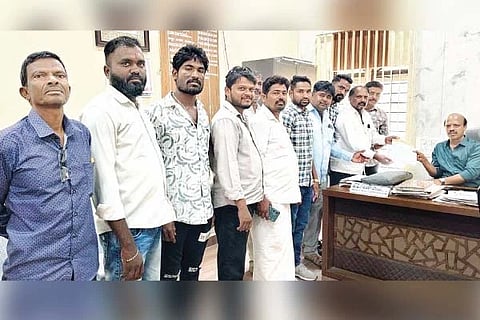 ಹರಪನಹಳ್ಳಿಯಲ್ಲಿ ತಹಸೀಲ್ದಾರ್ ಬಿ.ವಿ.ಗಿರೀಶ್ ಬಾಬುಗೆ ರಾಜ್ಯ ಮಾಹಿತಿ ಹಕ್ಕು ಮತ್ತು ಸಾಮಾಜಿಕ ಕಾರ್ಯಕರ್ತರ ವೇದಿಕೆಯಿಂದ ಮನವಿ ಸಲ್ಲಿಸಲಾಯಿತು. ಎಚ್.ಹನುಮಂತಪ್ಪ, ವಹಾಂತೇಶ್, ಡಿ.ಕೆಂಚಪ್ಪ, ಅಂಜಿನಪ್ಪ, ಕೋಡಿಹಳ್ಳಿ ಮಲ್ಲಿಕಾರ್ಜುನ, ಕನ್ನವಳ್ಳಿ ಸುರೇಶ, ಹುಲಿಕಟ್ಟಿ ಮಂಜುನಾಥ, ಕುದುರಿ ನಾಗರಾಜ, ಪ್ರಭು ಶೃಂಗಾರತೋಟ, ಗಂಗಾನಾಯ್ಕ, ಕಾಳ್ಯಾ ನಾಯ್ಕ, ಮಹಮ್ಮದ್ ರಫಿ ಇತರರಿದ್ದರು.