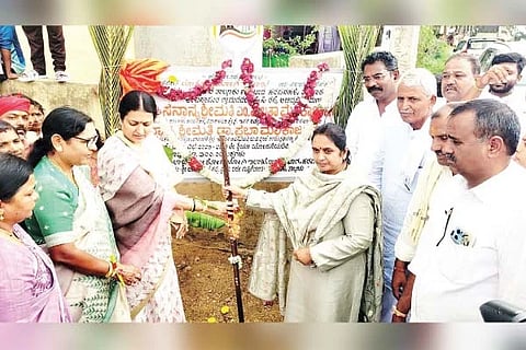 ಅರೆ ಬಸಾಪುರ ಗ್ರಾಮದಲ್ಲಿ ಸಿಸಿ ರಸ್ತೆ ಅಭಿವೃದ್ಧಿ ಕಾಮಗಾರಿಗೆ ದಾವಣಗೆರೆ ಸಂಸದೆ ಡಾ.ಪ್ರಭಾ ಮಲ್ಲಿಕಾರ್ಜುನ ಹಾಗೂ ಶಾಸಕಿ ಎಂ.ಪಿ.ಲತಾ ಮಲ್ಲಿಕಾರ್ಜುನ ಚಾಲನೆ ನೀಡಿದರು. ಎಇಇ ಕೆ.ಆರ್.ರಾಘವೇಂದ್ರ, ಚಿಗಟೇರಿ ಬ್ಲಾಕ್ ಕಾಂಗ್ರೆಸ್ ಅಧ್ಯಕ್ಷ ಕುಬೇರಗೌಡ್ರು, ತಾಪಂ ಮಾಜಿ ಸದಸ್ಯ ಮೈದೂರು ಒ.ರಾಮಪ್ಪ, ಪ್ರಮುಖರಾದ ಜಯಲಕ್ಷ್ಮೀ, ಪೂಜಾರ್ ಕೃಷ್ಣನಾಯ್ಕ ಇತರರಿದ್ದರು.