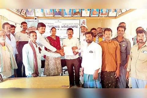 ಹರಪನಹಳ್ಳಿ ತಾಲೂಕಿನ ಚಿಕ್ಕಮೇಗಳಗೆರೆ ಗ್ರಾಮದ ನಿವಾಸಿಗಳು ಪಿಡಿಒ ಯಮುನಾನಾಯ್ಕ ಹಾಗೂ ಗ್ರಾಮ ಆಡಳಿತಾಧಿಕಾರಿ ಶ್ರುತಿಗೆ ಸೋಮವಾರ ಮನವಿ ಸಲ್ಲಿಸಿದರು. ಪ್ರಮುಖರಾದ ಕೆ.ಹನುಮಂತಪ್ಪ, ಅಂಜಿನಪ್ಪ, ಬಿ.ಪರಶುರಾಮ, ಉಮೇಶ್, ದೊಡ್ಡಪ್ಪರ ನಾಗರಾಜ್, ಹನುಮಂತಪ್ಪ, ಮಾರುತಿ, ತಿಪ್ಪಣ್ಣ, ಬಸವರಾಜ್, ಮಲ್ಲೇಶಪ್ಪ, ಅಭಿಜಿತ್, ಮಲ್ಲಿಕಾರ್ಜುನ, ಪರಶುರಾಮಪ್ಪ, ಭರತ, ನಾಗಪ್ಪ, ಶಿವಣ್ಣ ಇದ್ದರು.