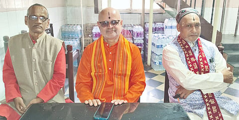 ಕಲಬುರಗಿ ಹರಿದಾಸ ಸಾಹಿತ್ಯ ಪ್ರಚಾರ ವಾಹಿನಿ ಅಧ್ಯಕ್ಷ ಪಂ.ಗೋಪಾಲಾಚಾರ್ಯ ಅಕಮಂಚಿ ವಾಹಿನಿಯ ರಜತ ಮಹೋತ್ಸವ ಕುರಿತು ಶುಕ್ರವಾರ ಸುದ್ದಿಗೋಷ್ಠಿಯಲ್ಲಿ ವಿವರಣೆ ನೀಡಿದರು. ವ್ಯಾಸರಾಜ ಸಂತೆಕೆಲ್ಲೂರ್​, ಭೆಂಕಿ ಭೀಮಣ್ಣ ಇದ್ದರು.