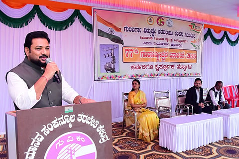 ಕಲಬುರಗಿ ಜೆಸ್ಕಾಂ ನಿಗಮ ಕಚೇರಿಯಲ್ಲಿ ಸೋಮವಾರ ನಡೆದ ಗಣರಾಜ್ಯೋತ್ಸವ ಸಮಾರಂಭದಲ್ಲಿ ಸಂಸ್ಥೆಯ ಅಧ್ಯಕ್ಷ ಪ್ರವಿಣ್​ ಪಾಟೀಲ್​ ಹರವಾಳ್​ ಮಾತನಾಡಿದರು. ಎಂಡಿ ಕೃಷ್ಣ ಬಾಜಪೇಯಿ, ತಾಂತ್ರಿಕ ನಿರ್ದೇಶಕ ಚಂದ್ರಶೇಖರ್​ ಪಾಟೀಲ್​, ಪ್ರಧಾನ ವ್ಯವಸ್ಥಾಪಕಿ ಪಾರ್ವತಿ ಇತರರಿದ್ದರು.