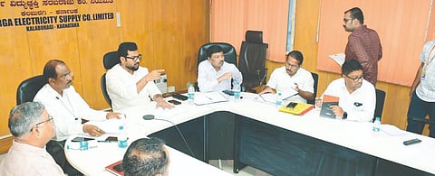 ಕಲಬುರಗಿ ಜೆಸ್ಕಾಂ ಕಚೇರಿಯಲ್ಲಿ ಮಂಗಳವಾರ ನಡೆದ ಸಭೆಯಲ್ಲಿ ಅಧ್ಯಕ್ಷ ಪ್ರವಿಣ ಪಾಟೀಲ್​ ಹರವಾಳ್​ ಮಾತನಾಡಿದರು. ನಿರ್ದೇಶಕ (ತಾಂತ್ರಿಕ) ಚಂದ್ರಶೇಖರ ಪಾಟೀಲ್​, ಇಂಜಿನಿಯರ್​ಗಳು ಇದ್ದರು.