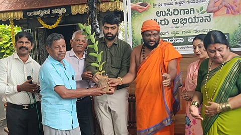 ಉಡುಪಿ ತಾಲೂಕಿನ ಶ್ರೀ ಕ್ಷೇತ್ರ ಶಂಕರಪುರದ ಶ್ರೀಸಾಯಿ ಮುಖ್ಯಪ್ರಾಣ ದೇವಸ್ಥಾನದಲ್ಲಿ ಆಯೋಜಿಸಿದ್ದ 'ಉಸಿರಿಗಾಗಿ ಹಸಿರು ಅಭಿಯಾನ'ಕ್ಕೆ ಶ್ರೀಸಾಯಿ ಈಶ್ವರ ಗುರೂಜಿ ಚಾಲನೆ ನೀಡಿದರು. ಡಾ. ಗಣೇಶಪ್ರಸಾದ್​ ಜಿ. ನಾಯಕ್​, ಗೀತಾಂಜಲಿ ಸುವರ್ಣ, ವೀಣಾ ಶೆಟ್ಟಿ, ರಾಮಪ್ಪ ಪೂಜಾರಿ, ರಾಘವೇಂದ್ರ ಪ್ರಭು ಕರ್ವಾಲು ಇದ್ದರು.