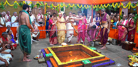 ಉಡುಪಿ ತೆಂಕಪೇಟೆಯ ಶ್ರೀ ಲಕ್ಷ್ಮೀ ವೆಂಕಟೇಶ ದೇವಸ್ಥಾನದಲ್ಲಿ ನಡೆದ ಗಾಯತ್ರಿ ಹವನದಲ್ಲಿ ಸುಭಾಸ್​ ಕಾಮತ್​ ಹಾಗೂ ಸಂಧ್ಯಾ ಕಾಮತ್​ ದಂಪತಿ ಪಾಲ್ಗೊಂಡರು. ಗುಜ್ಜಾಡಿ ಪ್ರಭಾಕರ್​ ನಾಯಕ್​, ವಿನಾಯಕ ಭಟ್​, ದಯಾಘನ ಭಟ್​, ದೀಪಕ್​ ಭಟ್​, ಲಕ್ಷೀನಾರಾಯಣ ಭಟ್​ ಇತರರಿದ್ದರು.