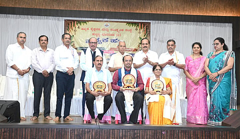 ಹುಬ್ಬಳ್ಳಿಯ ಹವ್ಯಕ ಭವನದಲ್ಲಿ ಭಾನುವಾರ ಏರ್ಪಡಿಸಿದ್ದ ಹವ್ಯಕ ಹಬ್ಬ ಕಾರ್ಯಕ್ರಮದಲ್ಲಿ ನಿವೃತ್ತ ಪ್ರಾಂಶುಪಾಲ ಜಿ.ಆರ್. ಭಟ್ಟ, ನಿವೃತ್ತ ಉಪನ್ಯಾಸಕಿ ಪ್ರೇಮಾ ಹೆಗಡೆ, ಐಆರ್‌ಟಿಎಸ್ ಅಧಿಕಾರಿ ಕಾರ್ತಿಕ ಹೆಗಡೆಕಟ್ಟೆ ಅವರನ್ನು ಸನ್ಮಾನಿಸಲಾಯಿತು. ಎಂಎಲ್‌ಸಿ ಲಿಂಗರಾಜ ಪಾಟೀಲ, ಶ್ರೀಕೃಷ್ಣ ಹೆಗಡೆ, ವಸಂತ ಭಟ್, ವಿ.ಎಂ. ಭಟ್ಟ, ಅನಿತಾ ಭಟ್, ವೀಣಾ ಹೆಗಡೆ ಇದ್ದರು.