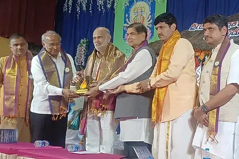 ಅಖಿಲ ಹವ್ಯಕ (HAVYAKA)ಮಹಾ ಸಭಾದ ಸಂಸ್ಕಾರೋತ್ಸವಕ್ಕೆ ಶಾಸಕ ಶಿವರಾಮ ಹೆಬ್ಬಾರ್ ಚಾಲನೆ ನೀಡಿದರು. ಆರ್.ಎಂ. ಹೆಗಡೆ ಬಾಳೇಸರ, ಪ್ರಶಾಂತ ಭಟ್ಟ ಮಲವಳ್ಳಿ, ಶಶಾಂಕ ಹೆಗಡೆ ಶೀಗೇಹಳ್ಳಿ, ಡಿ.ಪಿ.ಹೆಗಡೆ ಇತರರಿದ್ದರು.