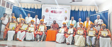 ಸಿದ್ದಾಪುರ ತಾಲೂಕಿನ ಶ್ರೀ ಮನ್ನೆಲೆಮಾವಿನ ಮಠದಲ್ಲಿ ಶ್ರೀ ಮಾಧವಾನಂದ ಭಾರತೀ ಸ್ವಾಮೀಜಿ ಹವ್ಯಕ Havyaka ಸಾಧಕರನ್ನು ಸನ್ಮಾನಿಸಿದರು. 