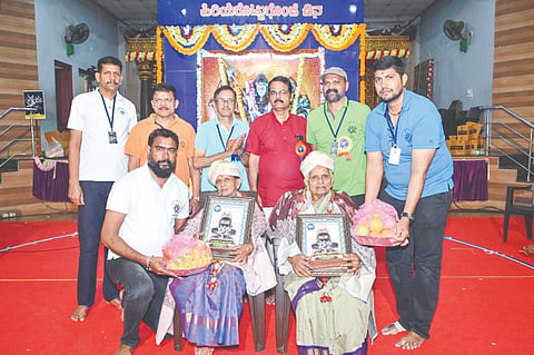 ಪೆರ್ಡೂರಿನಲ್ಲಿ ನಡೆದ ‘ಹಿರಿಯೆರೊಟ್ಟಿಗೊಂಜಿ ದಿನ’ ಕಾರ್ಯಕ್ರಮದಲ್ಲಿ ನಾಟಿ ವೈದ್ಯರಾದ ರಾಧಾ ಶೆಟ್ಟಿ ಹೋಳಿಂಜೆ, ಸುಂದರಿ ಆಚಾರ್ಯ ಬುಕ್ಕಿಗುಡ್ಡೆ ಅವರನ್ನು ಸನ್ಮಾನಿಸಲಾಯಿತು. 