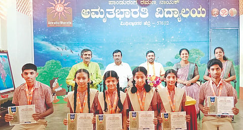  ಹೆಬ್ರಿ ಅಮೃತ ಭಾರತಿ ವಿದ್ಯಾಲಯದ ಸಾಧಕ ವಿದ್ಯಾರ್ಥಿಗಳಾದ ಕಾವ್ಯಾ ಪೈ, ಗಗನ್ ಎಂ.ಆಚಾರ್ಯ, ಗಗನ್ಯಾ, ಸಿಯಾ ಶೆಟ್ಟಿ, ಇಂಪನಾ, ಪುಷ್ಕರ್ ಎಸ್.ಪೂಜಾರಿ ಅವರನ್ನು ಗೌರವಿಸಲಾಯಿತು.
