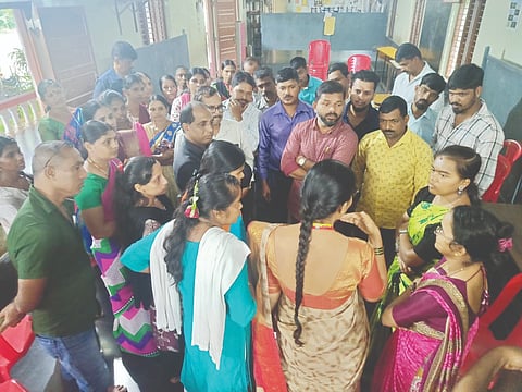  ನಾಡ್ಪಾಲು ಗ್ರಾಮದ ಸೋಮೇಶ್ವರ ಪೇಟೆ ಸರ್ಕಾರಿ ಹಿರಿಯ ಪ್ರಾಥಮಿಕ ಶಾಲೆಗೆ ಕಾಯಂ ಶಿಕ್ಷಕರನ್ನು ನೇಮಿಸುವಂತೆ ಆಗ್ರಹಿಸಿ ಗುರುವಾರ ವಿದ್ಯಾರ್ಥಿಗಳ ಪಾಲಕರು, ಗ್ರಾಮಸ್ಥರು, ಶಾಲಾಭಿವೃದ್ಧಿ ಸಮಿತಿ ಸದಸ್ಯರು ಗುರುವಾರ ಶಾಲೆಯಲ್ಲಿ ಪ್ರತಿಭಟನೆ ನಡೆಸಿದರು.