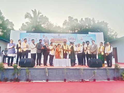  ಮುನಿಯಾಲು ಕಾಡುಹೊಣೆಯ ಸುದಾಣ್ಣಸ್ ರೀವರ್ ವ್ಯೆ ಗಾರ್ಡನ್‌ನಲ್ಲಿ ‘ಸಂಬಂಧ’ ಲಯನ್ಸ್ ಪ್ರಾಂತೀಯ ಸಮ್ಮೇಳನ ನಡೆಯಿತು. ಪ್ರಮುಖರಾದ ಗುರುಪ್ರಸಾದ ಶೆಟ್ಟಿ, ಅಶ್ವತ್ ಎಸ್.ಎಲ್., ಜಾರ್ಕಳ ವಸಂತಿ ಶೆಟ್ಟಿ ಮತ್ತಿತರರಿದ್ದರು.  