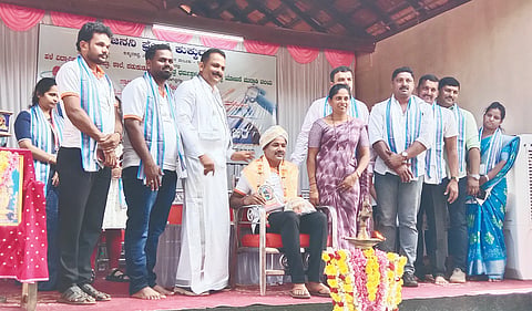 ರಾಜ್ಯೋತ್ಸವ ಪ್ರಶಸ್ತಿ ಪುರಸ್ಕೃತ ಸಮಾಜಸೇವಕ ಮಾವಿನಕಟ್ಟೆ ಶಂಕರ ಶೆಟ್ಟಿ ಪಂಚವಟಿ ಮುನಿಯಾಲು ಅವರನ್ನು ಸನ್ಮಾನಿಸಲಾಯಿತು. ಕಡ್ತಲ ಗ್ರಾಪಂ ಅಧ್ಯಕ್ಷ ಸುಕೇಶ ಹೆಗ್ಡೆ, ಅಜೆಕಾರು ವ್ಯವಸಾಯ ಸೇವಾ ಸಹಕಾರಿ ಸಂಘ ನಿರ್ದೇಶಕ ಸತೀಶ ಪೂಜಾರಿ ಮುಳ್ಕಾಡು ಮೊದಲಾದವರಿದ್ದರು.