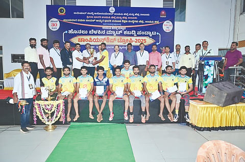 ಹೆಬ್ರಿಯಲ್ಲಿ ನಡೆದ ಹೊನಲು ಬೆಳಕಿನ ವ್ಯಾಟ್ ಕಬಡ್ಡಿ ಪಂದ್ಯಾಟ ಚಾಂಪಿಯನ್‌ಷಿಪ್ ಟ್ರೋಫಿ-2025ರ ಸಮಾರೋಪ ಸವಾರಂಭದಲ್ಲಿ ವಿಜೇತರಿಗೆ ಬಹುಮಾನ ವಿತರಿಸಲಾಯಿತು. 