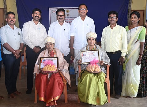  ಜಾನಪದ ಪರಿಷತ್ ಸಂಸ್ಥಾಪನಾ ದಿನಾಚರಣೆ ಕಾರ್ಯಕ್ರಮದಲ್ಲಿ ನಾಟಿ ವೈದ್ಯೆ ಗುಲಾಬಿ ಹಾಗೂ ಸಮಾಜ ಸೇವಕಿ ಶಶಿಕಲಾ ಡಿ.ಪೂಜಾರಿ ಅವರನ್ನು ಸನ್ಮಾನಿಸಲಾಯಿತು. ಪ್ರಮುಖರಾದ ಮುದ್ರಾಡಿ ಮಂಜುನಾಥ್ ಪೂಜಾರಿ, ಡಾ.ಗಣೇಶ್ ಗಂಗೊಳ್ಳಿ ಮೊದಲಾದವರಿದ್ದರು.  