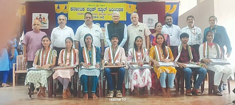  ಹಿರಿಯಡ್ಕ ಕರ್ನಾಟಕ ಪಬ್ಲಿಕ್ ಸ್ಕೂಲ್ ಪ್ರತಿಭಾ ಪುರಸ್ಕಾರ ಸಮಾರಂಭದಲ್ಲಿ ಸಾಧಕ ವಿದ್ಯಾರ್ಥಿಗಳನ್ನು ಸನ್ಮಾನಿಸಲಾಯಿತು. ಪ್ರಮುಖರಾದ ಗುರ್ಮೆ ಸುರೇಶ್ ಶೆಟ್ಟಿ, ನವನೀತ ಅರಸ್ ಎ., ರೇವತಿ ಮೊದಲಾದವರಿದ್ದರು.   