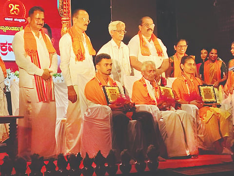 ಮುನಿಯಾಲು ಧಾರ್ಮಿಕ ಸಭೆಯಲ್ಲಿ ರಾಜು ಪೂಜಾರಿ, ಸೃಜನ್​ ಶೆಟ್ಟಿ ಮತ್ತು ಸವಿ ಶೆಟ್ಟಿ ಅವರನ್ನು ಸನ್ಮಾನಿಸಲಾಯಿತು. ಪ್ರಮುಖರಾದ ಶ್ರೀ ವಿಶ್ವಪ್ರಸನ್ನ ತೀರ್ಥ ಶ್ರೀಪಾದರು, ಉದಯ ಕುಮಾರ್​ ಶೆಟ್ಟಿ, ಮೂಡುಕುಡೂರು ಬೀಡಿನ ವಿಜಯ ಭಂಗ, ಪಿ.ಸುಧಾಕರ ಶೆಟ್ಟಿ, ಗೋಪಿನಾಥ ಭಟ್​, ಸುಗಂಧಿ ನಾಯ್ಕ್​, ಪಡುಕುಡೂರು ಪಡುಪರ್ಕಳ ಹರೀಶ ಶೆಟ್ಟಿ ಉಪಸ್ಥಿತರಿದ್ದರು.