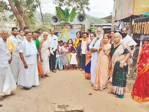 ಶಿವಪುರ ಎಲಿಕೋಡು ಮಠದಲ್ಲಿ ನೂತನ ಶಿಲಾಮಯ ಗರ್ಭಗೃಹ ಸಮರ್ಪಣೆ, ಪುನಃಪ್ರತಿಷ್ಠಾಪನಾ ಬ್ರಹ್ಮಕಲಶಾಭಿಷೇಕ ಪ್ರಯುಕ್ತ ಹೊರೆಕಾಣಿಕೆ ಸಮರ್ಪಣೆ ನಡೆಯಿತು. ಪ್ರಮುಖರಾದ ಬೈಕಾಡಿ ಮಂಜುನಾಥ ರಾವ್​ ಎಲಿಕೋಡು, ಶ್ರೀನಿವಾಸ ಎಲಿಕೋಡ, ನಿತ್ಯಾನಂದ ಶೆಟ್ಟಿ ಶಿವಪುರ, ಮಾರ್ಮಕ್ಕಿ ವಿಶ್ವನಾಥ ನಾಯಕ್​, ಸುರೇಶ ಶೆಟ್ಟಿ ಶಿವಪುರ ಮೊದಲಾದವರು ಇದ್ದರು.