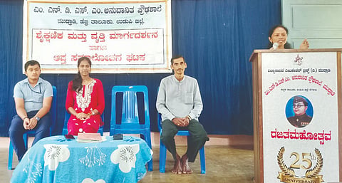 ಮುದ್ರಾಡಿ ಎಂಎನ್‌ಡಿಎಸ್‌ಎಂ ಅನುದಾನಿತ ಪ್ರೌಢಶಾಲೆಯಲ್ಲಿ ನಡೆದ ಕಾರ್ಯಾಗಾರದಲ್ಲಿ ಹೆಬ್ರಿ ಸಮುದಾಯ ಆರೋಗ್ಯ ಕೇಂದ್ರದ ಐಸಿಟಿಸಿ ವಿಭಾಗ ಆಪ್ತ ಸಮಾಲೋಚಕಿ ಸರಸ್ವತಿ ಮಾತನಾಡಿದರು.