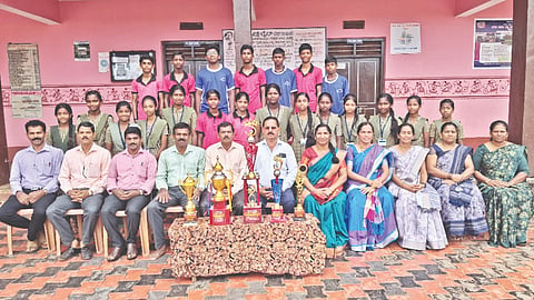  ಕಾರ್ಕಳ ತಾಲೂಕು ಸಮಗ್ರ ಪ್ರಶಸ್ತಿ ಪಡೆದ ಹೆರ್ಗ ವಿಠಲಶೆಟ್ಟಿ ಪ್ರೌಢಶಾಲೆ ಕುಚ್ಚೂರು ವಿದ್ಯಾರ್ಥಿಗಳು.