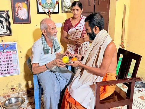 ಶಿವಪುರ ಪಾಂಡುಕಲ್ಲು ಗುರುಪದಕ್ಕೆ ಶ್ರೀ ಈಶ ವಿಠಲದಾಸ ಸ್ವಾಮೀಜಿ ಶುಕ್ರವಾರ ಭೇಟಿ ನೀಡಿ ಹರಿದಾಸ ಬಿ.ಸಿ.ರಾವ್​ ಶಿವಪುರ ಅವರನ್ನು ಗೌರವಿಸಿದರು. ಅಹಲ್ಯ ಸಿ.ರಾವ್​ ಮೊದಲಾದವರು ಉಪಸ್ಥಿತರಿದ್ದರು.