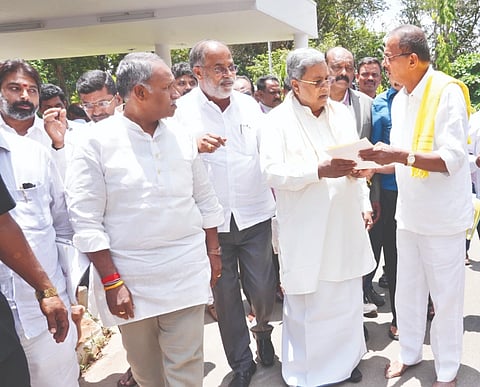 ಶ್ರೀ ನಾರಾಯಣ ಗುರು ಅಭಿವೃದ್ಧಿ ನಿಗಮಕ್ಕೆ ವಿಶೇಷ ಅನುದಾನ ನೀಡುವಂತೆ ನಿಗಮ ಅಧ್ಯಕ್ಷ ಮುದ್ರಾಡಿ ಮಂಜುನಾಥ ಪೂಜಾರಿ ಮುಖ್ಯಮಂತ್ರಿ ಸಿದ್ದರಾಮಯ್ಯ ಅವರಿಗೆ ಮನವಿ ಸಲ್ಲಿಸಿದರು.