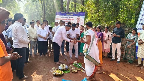 ಪಡುಕುಡೂರು ಖಜಾನೆ ಮುಖ್ಯರಸ್ತೆಯ ಅಭಿವದ್ಧಿ ಕಾರ್ಯಕ್ಕೆ ಶಾಸಕ ಸುನೀಲ್ ಕುಮಾರ್ ಭಾನುವಾರ ಭೂಮಿಪೂಜೆ ನೆರವೇರಿಸಿದರು. 