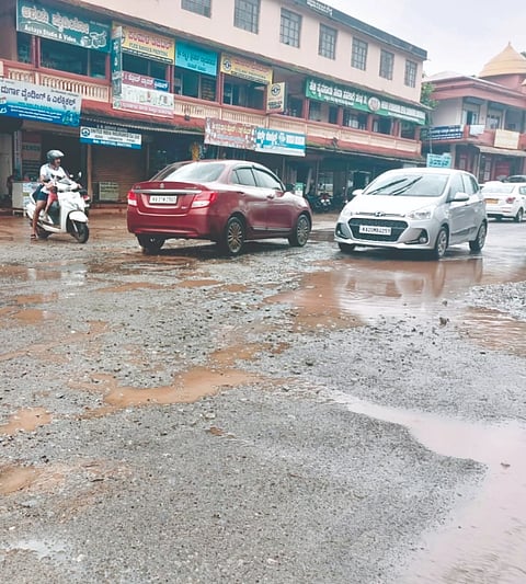 ಹೆಬ್ರಿಯಲ್ಲಿ ಸಂಪೂರ್ಣವಾಗಿ ಹದಗೆಟ್ಟ ರಸ್ತೆ