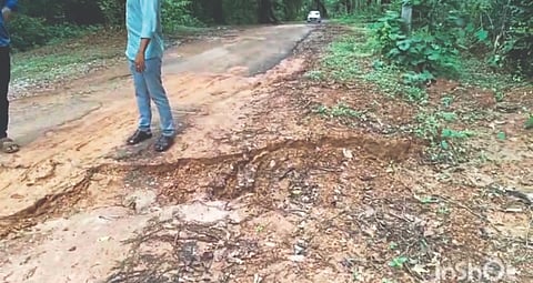  ರಸ್ತೆಯಲ್ಲಿ ಗುಳಿ ಬಿದ್ದಿರುವುದು.