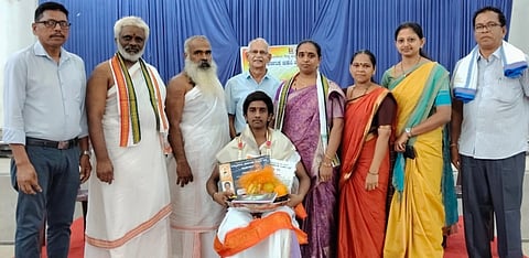 ಅಂಗಳ ಕಾರ್ಯಕ್ರಮದಲ್ಲಿ ಬೋಧಾಯನ ಶರ್ಮ ಬಳ್ಳಾರಿ ಅವರನ್ನು  ಸನ್ಮಾನಿಸಲಾಯಿತು. ಪ್ರಮುಖರಾದ ಪಾಂಡುರಂಗ ಪೈ ಸಿದ್ದಾಪುರ, ಗುರುರಾಜ್ ಆಚಾರ್ಯ ಕೆ.ಜೆ., ಅನಿತಾ, ಸೌಮ್ಯಾ, ಭಾಸ್ಕರ್ ಶರ್ಮ ಬಳ್ಳಾರಿ, ಶಕುಂತಲ ಶರ್ಮ ಬಳ್ಳಾರಿ ಉಪಸ್ಥಿತರಿದ್ದರು.