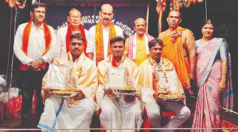 ಯಕ್ಷಗಾನ ಕಲಾವಿದರಾದ ಶ್ರೀಕೃಷ್ಣ ರೈ ನಿರ್ಚಾಲು, ಅರುಣ್​ ಕುಮಾರ್​ ಜಾರ್ಕಳ ಮತ್ತು ಸನತ್​ ಆಚಾರ್ಯ ಬೈಲೂರು ಅವರನ್ನು ಸನ್ಮಾನಿಸಲಾಯಿತು. ಪ್ರಮುಖರಾದ ಪ್ರಸನ್ನ ಸೂಡ ಕೆರೆಬೆಟ್ಟು, ಕಳ್ತೂರು ವಿಜಯ ಹೆಗ್ಡೆ, ಉದಯ ಶೆಟ್ಟಿ ಎಳಗೋಳಿ ಮತ್ತಿತರರಿದ್ದರು.
