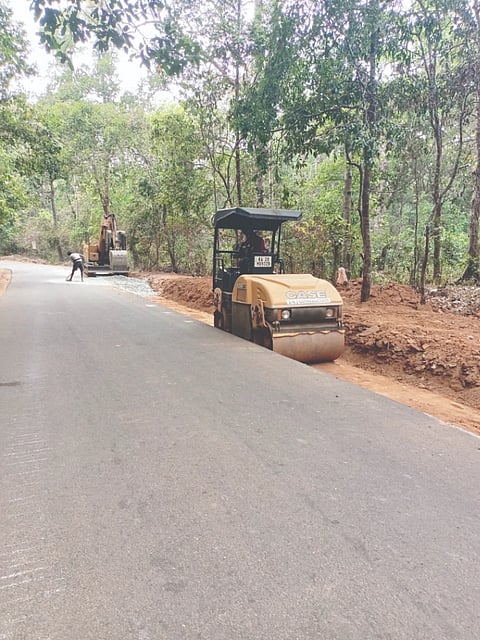  ಮಠದಬೆಟ್ಟು- ಹಾಲಿಕೊಡ್ಲು ರಸ್ತೆ ಕಾಮಗಾರಿ ನಡೆಯುತ್ತಿರುವುದು.  