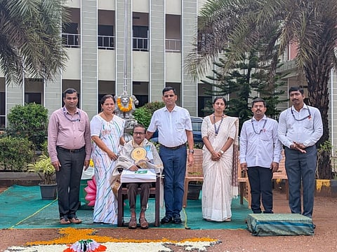 ಹೆಬ್ರಿ ಎಸ್.ಆರ್. ಸಮೂಹ ಶಿಕ್ಷಣ ಸಂಸ್ಥೆಯ ಸ್ವಾತಂತ್ರೊೃೀತ್ಸವದಲ್ಲಿ ನಿವೃತ್ತ ಕ್ಷೇತ್ರ ಶಿಕ್ಷಣಾಧಿಕಾರಿ ರವಿಶಂಕರ್ ರಾವ್ ಅವರನ್ನು ಗೌರವಿಸಲಾಯಿತು. ಪ್ರಮುಖರಾದ ಎಚ್.ನಾಗರಾಜ್ ಶೆಟ್ಟಿ, ಸಪ್ನಾ ಎನ್.ಶೆಟ್ಟಿ, ಪ್ರಶಾಂತ್, ಭಗವತಿ, ದೀಪಕ್ ಎನ್. ಉಪಸ್ಥಿತರಿದ್ದರು.  