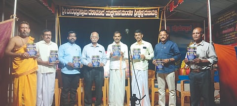  ಕುಕ್ಕೆಹಳ್ಳಿಯ ಶ್ರೀ ಆದಿಮಾಯೇ ಮೂಕಾಂಬಿಕಾ ಮತ್ತು ಕೊರಗಜ್ಜ ಕ್ಷೇತ್ರದಲ್ಲಿ ಮಡಾಮಕ್ಕಿ ಶ್ರೀ ವೀರಭದ್ರ ದಶಾವತಾರ ಯಕ್ಷಗಾನ ಮಂಡಳಿಯ ರಂಗ ವೇದಿಕೆಯಲ್ಲಿ ಕುಕ್ಕೆಹಳ್ಳಿ ಶ್ರೀ ಕೊರಗಜ್ಜನ ಕರಿಗಂಧ ಪ್ರಸಂಗದ ಬಿಡುಗಡೆ ನಡೆಯಿತು.  