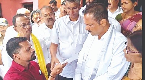  4 ಪಥದ ರಸ್ತೆ ನಿರ್ಮಿಸಲು ಲೋಕೋಪಯೋಗಿ ಇಲಾಖೆ ಸಚಿವ ಸತೀಶ್ ಜಾರಕಿಹೊಳೆ ಅವರಿಗೆ ಹೆಬ್ರಿ ಸಾಮಾಜಿಕ ಕಾರ್ಯಕರ್ತ ಶ್ರೀಕಾಂತ್ ಪೂಜಾರಿ ಕುಚ್ಚೂರು ಮನವಿ ಸಲ್ಲಿಸಿದರು.  