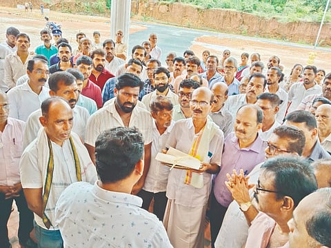 ಹೆಬ್ರಿ ಶ್ರೀ ಅನಂತಪದ್ಮನಾಭ ದೇವಸ್ಥಾನವನ್ನು ಉಳಿಸಿಕೊಡುವಂತೆ ಅಭಿಯಾನದ ಮೂಲಕ ಹೆಬ್ರಿ ತಾಲೂಕು ಆಡಳಿತಕ್ಕೆ ಮನವಿ ಸಲ್ಲಿಸಲಾಯಿತು. ಪ್ರಮುಖರಾದ ಹೆಬ್ರಿ ತಾರಾನಾಥ ಬಲ್ಲಾಳ್, ಭಕ್ತರು ಉಪಸ್ಥಿತರಿದ್ದರು.