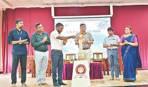  ಹೆಬ್ರಿ ಎಸ್.ಆರ್. ಪಿ.ಯು. ಕಾಲೇಜಿನಲ್ಲಿ ವೇವ್ ಪರ್ಟಿಕಲ್ ಸೊಸೈಟಿಯನ್ನು ಸರ್ಕಾರಿ ಸಂತೆಕಟ್ಟೆ ಪ್ರೌಢಶಾಲೆಯ ಸಹಾಯಕ ವಿಜ್ಞಾನ ಶಿಕ್ಷಕ ಮನೋಹರ್ ಉದ್ಘಾಟಿಸಿದರು. ಪ್ರಮುಖರಾದ ಎಚ್.ನಾಗರಾಜ್ ಶೆಟ್ಟಿ, ಮನೋಹರ್, ಮಂಜುನಾಥ ಹೆಬ್ಬಾರ್, ಅಕ್ಷಯ್ ಭಟ್ ಮತ್ತಿತರರಿದ್ದರು.