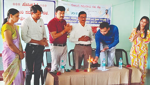  ಶ್ರವಣ ಉಚಿತ ತಪಾಸಣೆ ಮತ್ತು ಶ್ರವಣ ಯಂತ್ರಕ್ಕೆ ಸಹಾಯಧನ ವಿತರಣೆ ಕಾರ್ಯಕ್ರಮವನ್ನು ಲವ ಕುವಾರ್ ಉದ್ಘಾಟಿಸಿದರು. ಪ್ರಮುಖರಾದ ಸುಮಲತಾ ಹೆಬ್ಬಾರ್, ಸತೀಶ ಕುಲಾಲ್, ಡಾ.ಅಂಕಿತಾ ಮತ್ತಿತರರು ಉಪಸ್ಥಿತರಿದ್ದರು.