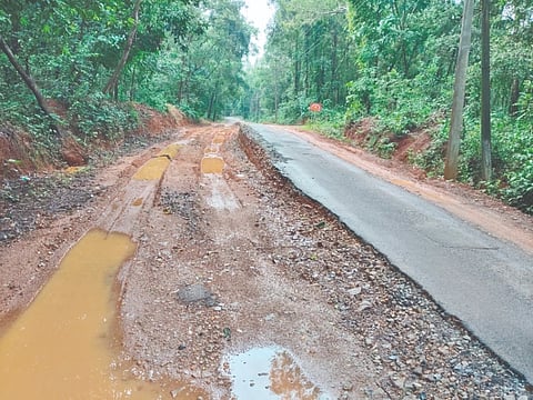 ಪಡುಕುಡೂರು ಶಾಲೆ ಬಳಿ ರಸ್ತೆ ಹದಗೆಟ್ಟಿರುವುದು.