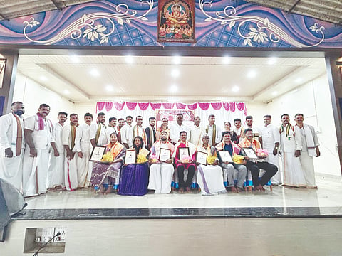 ವಾರ್ಷಿಕ ಮಹಾಸಭೆ ಹಾಗೂ ಪ್ರತಿಭಾ ಪುರಸ್ಕಾರ ಸಮಾರಂಭದಲ್ಲಿ ಸವಾಜದ ವಿವಿಧ ಸಾಧಕರನ್ನು ಗೌರವಿಸಲಾಯಿತು. ಸೌಮ್ಯಾ ಡಿ., ಕೇಶವ ಆಚಾರ್ಯ, ಪ್ರೇವಾ ಎಂ.ಆಚಾರ್ಯ, ಅರವಿಂದ ಆಚಾರ್ಯ ಮತ್ತಿತರರು ಇದ್ದರು.