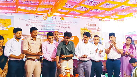 ಜಿಲ್ಲಾಮಟ್ಟದ ಸಂಜೀವಿನಿ ವಾರಾಟ ಮೇಳ ಮತ್ತು ಸಾಂಸ್ಕೃತಿಕ ಕಾರ್ಯಕ್ರಮವನ್ನು ಉಡುಪಿ ಜಿಲ್ಲಾ ಪಂಚಾಯಿತಿ ಯೋಜನಾ ನಿರ್ದೇಶಕ ವಿಜಯ ಕುವಾರ್ ಉದ್ಘಾಟಿಸಿದರು. ಸುಜಾತಾ, ಪ್ರಶಾಂತ್ ರಾವ್ ಎಂ.ವಿ., ಎಸ್.ಎ.ಪ್ರಸಾದ್, ರವಿ ಬಿ.ಕೆ., ಸದಾಶಿವ ಸೇರ್ವೆಗಾರ್ ಮತ್ತಿತರರಿದ್ದರು.