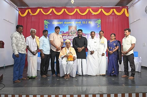  ಹೆಬ್ರಿ ದೇವಾಡಿಗರ ಸಂಘ ವತಿಯಿಂದ ನಡೆದ 16ನೇ ವರ್ಷದ ಸಾಮೂಹಿಕ ಸತ್ಯನಾರಾಯಣ ಪೂಜೆ, ಧಾರ್ಮಿಕ ಸಭೆಯಲ್ಲಿ ರಾಜ್ಯ ನಾರಾಯಣಗುರು ಅಭಿವೃದ್ಧಿ ನಿಗಮ ಅಧ್ಯಕ್ಷ ಮುದ್ರಾಡಿ ಮಂಜುನಾಥ್ ಪೂಜಾರಿ ಅವರನ್ನು ಗೌರವಿಸಲಾಯಿತು.