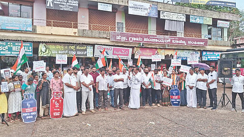 ಹೆಬ್ರಿಯಲ್ಲಿ ಆಯೋಜಿಸಲಾದ ಪ್ರತಿಭಟನೆಯಲ್ಲಿ ಮುನಿಯಾಲ್ ಉದಯ ಕುಮಾರ್ ಶೆಟ್ಟಿ ಮಾತನಾಡಿದರು. ಕಾರ್ಕಳ ಬಾಕ್ ಕಾಂಗ್ರೆಸ್ ಅಧ್ಯಕ್ಷ ಶುಭದರಾವ್, ಕೆಪಿಸಿಸಿ ಸದಸ್ಯ ನೀರೆ ಕೃಷ್ಣ ಶೆಟ್ಟಿ ಮೊದಲಾದವರಿದ್ದರು.