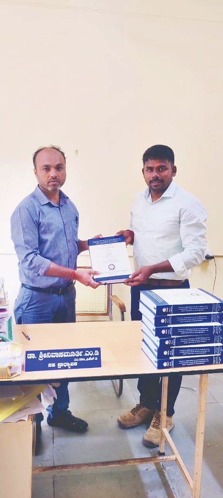  ಪಿಎಚ್.ಡಿ. ಪದವಿಗೆ ಮಹಾಪ್ರಬಂಧ ಸಲ್ಲಿಸುತ್ತಿರುವುದು.